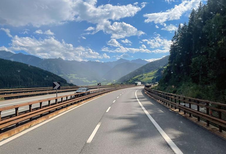 Aan de grens bij Oostenrijk vervolg je de Brennerpas, Italië