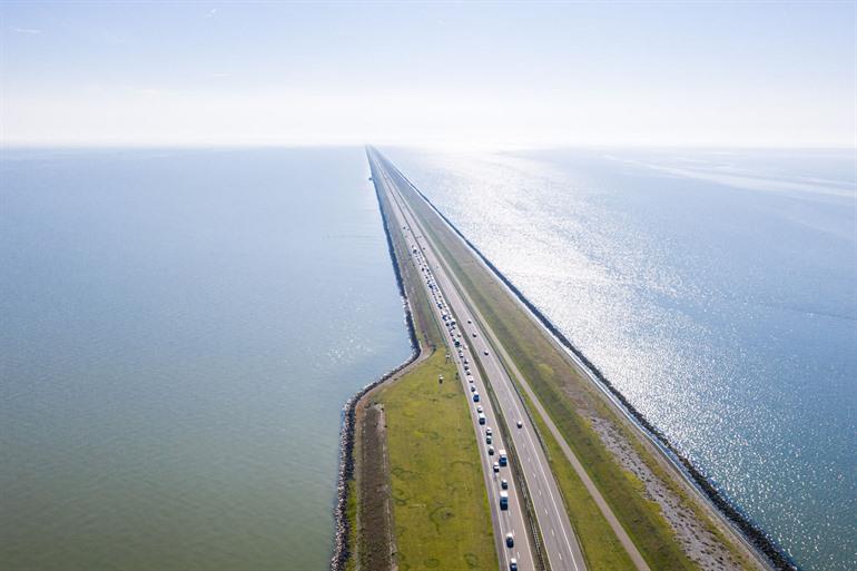Afsluitdijk, wegverbinding tussen Noord-Holland/Westfriesland en Friesland