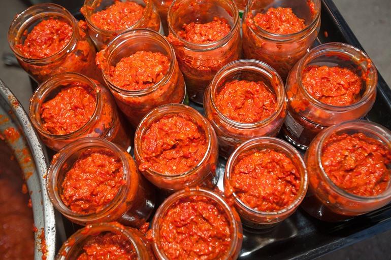 Ajvar, dip gemaakt van geroosterde rode paprika en aubergine