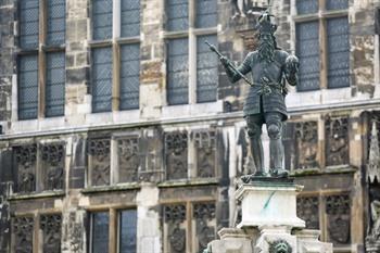 Aken, Karel de Grote, standbeeld voor stadhuis