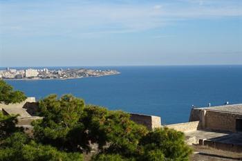 Alicante zicht bovenaan op kasteel