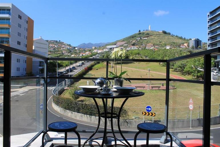 Angel’s Apartment boeken