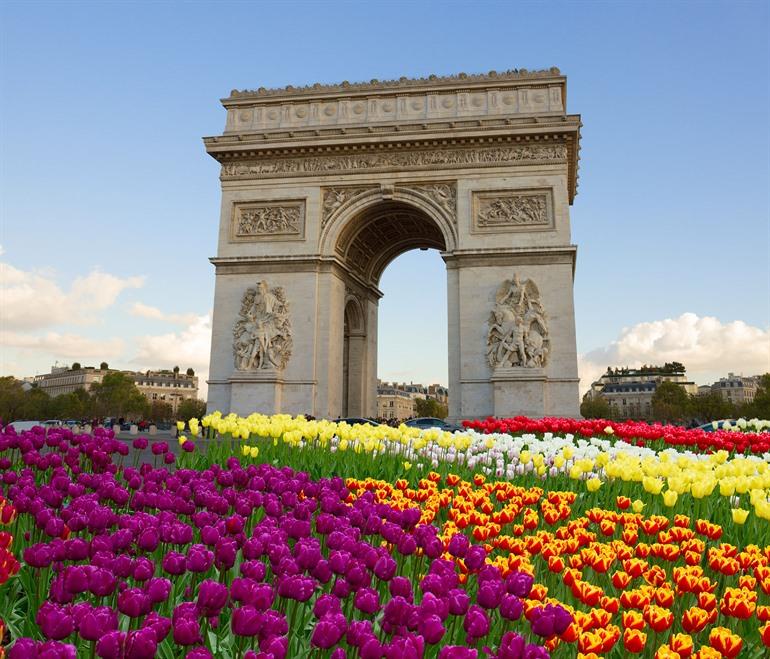 Arc de triomphe op een zonnige lentedag, Parijs