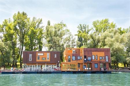 ArkaBarka Floating Rooms and Hostel boeken