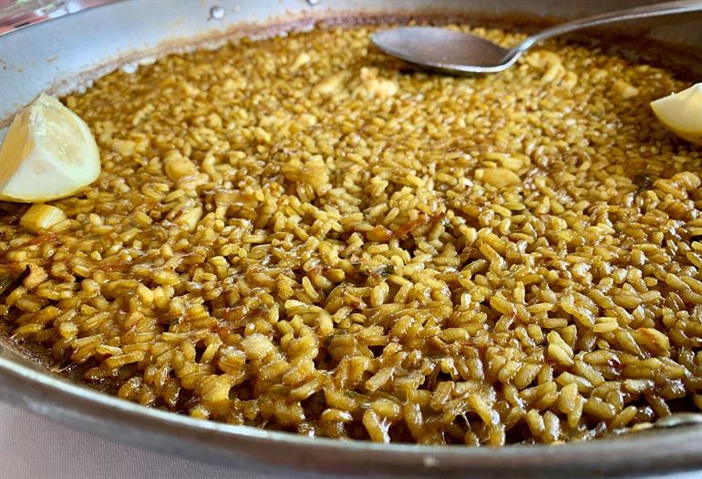 Arroz a banda, een traditioneel gerecht uit Dénia