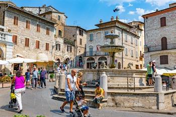 Assisi, piazza del comune