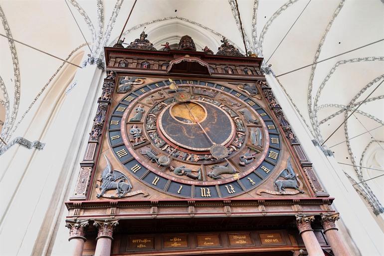 Astronomische klok in de St.-Marien-Kirche Rostock, Duitsland