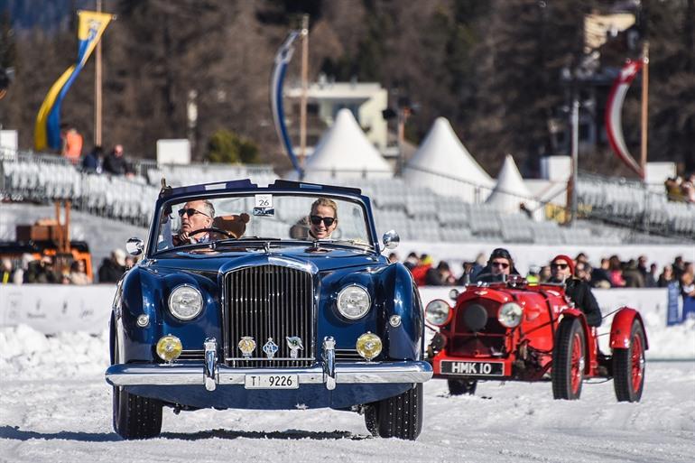 Auto's op het meer tijdens de ICE (International Concours of Elegance)