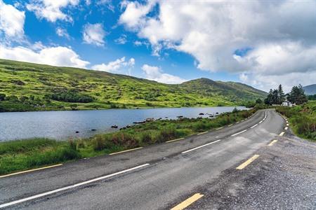 Autoroute langs de Looscaunagh Lough, Killarney National Park