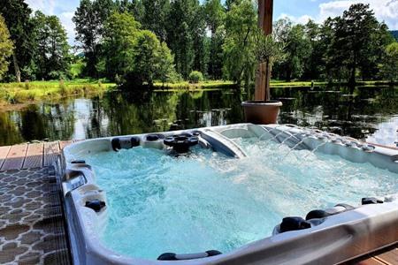 B&B Les étangs du Thioux aan het water met jacuzzi boeken