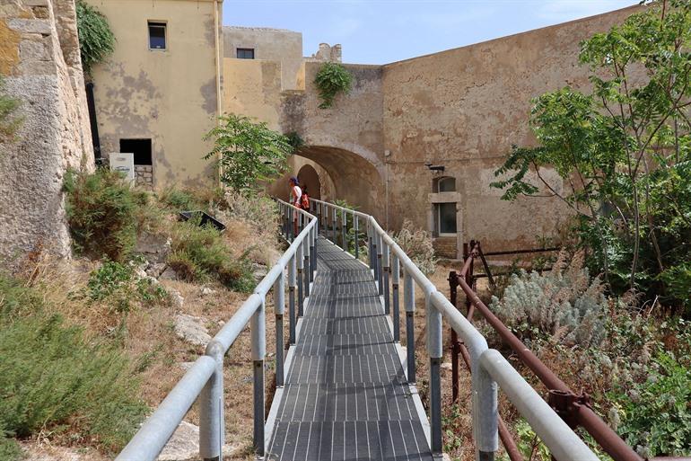 Badiali kasteel bezoeken op de Tremitische eilanden
