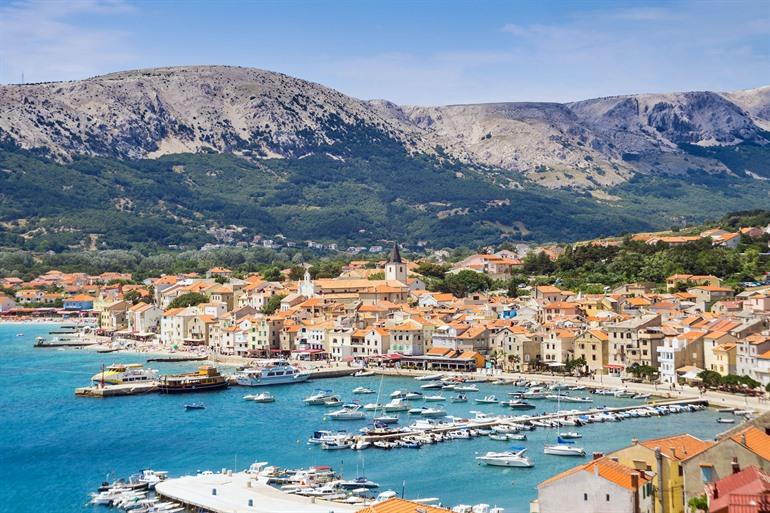Badplaats Baška op het eiland Krk, Kroatië