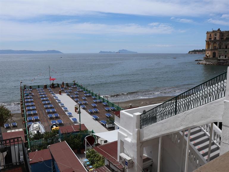 Bagno Elena strand aan de Via Posillipo in Napels
