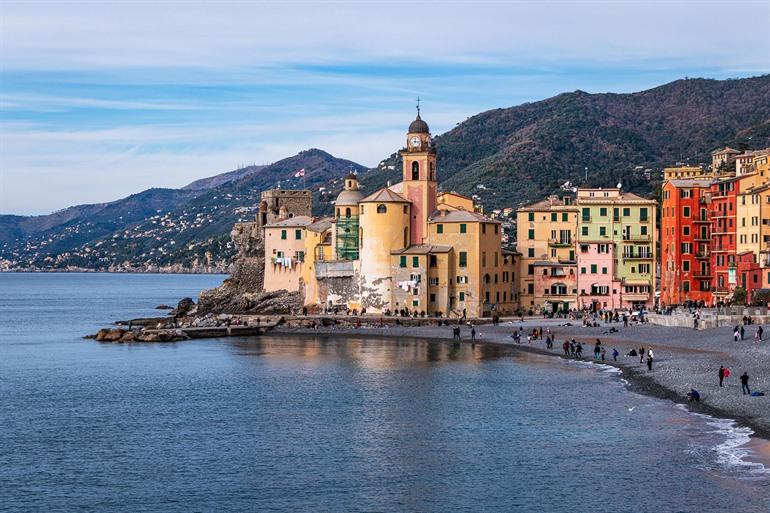 Basilica di Santa Maria Assunta, de kerk aan zee in Camogli