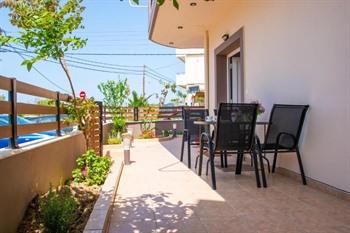 Beautiful, Brand New Apartment with Courtyard boeken