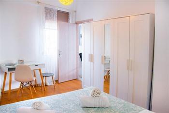 Beautiful, Brand New Apartment with Courtyard boeken