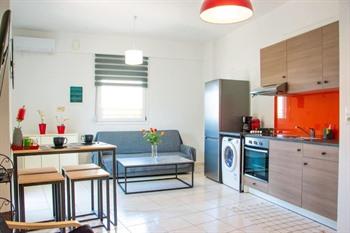 Beautiful, Brand New Apartment with Courtyard boeken