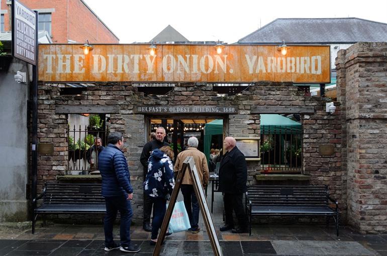 Bekende pub The Dirty Onion in Belfast, Ierland