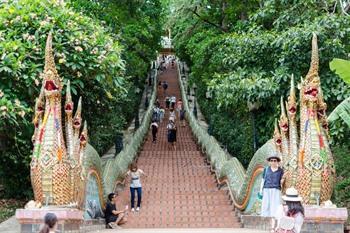 Beklim de 306 treden naar Wat Phra That Doi Suthep, Chiang Mai, Thailand