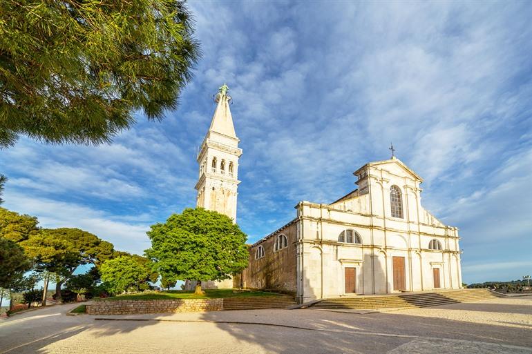 Beklim de toren van de Sint-Eufemiakerk in Rovinj, Kroatië