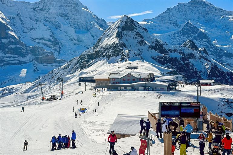Bergtop Männlichen ligt boven het dorp Wengen