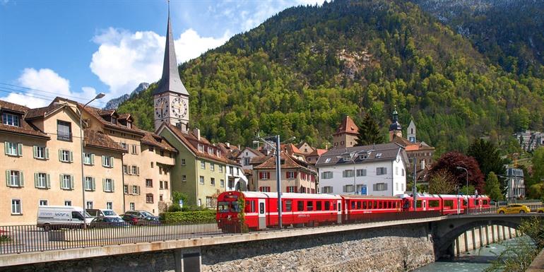 Bernina Express rijdt voorbij de Altstadt
