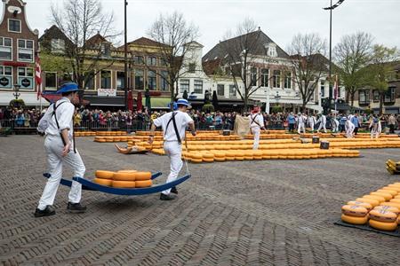 Beroemde kaasmarkt in Alkmaar bezoeken, Nederland
