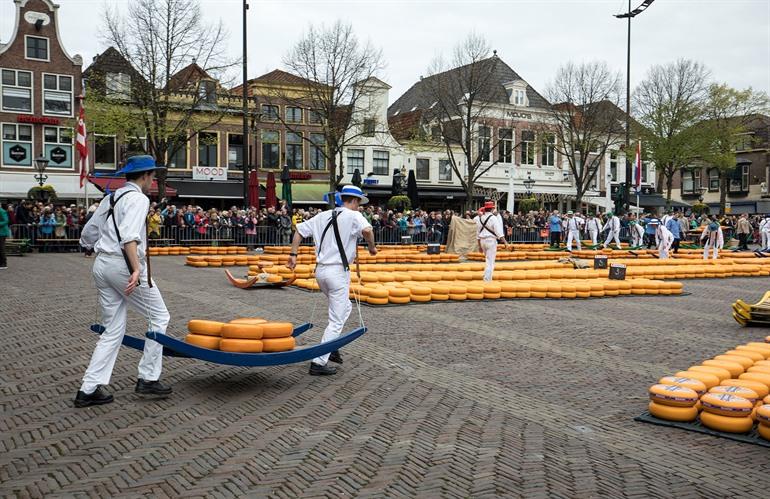 Beroemde kaasmarkt in Alkmaar bezoeken, Nederland