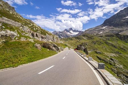 Wat is de beste route naar Zwitserland? Alle info: tolwegen, tanken, hotels en tips