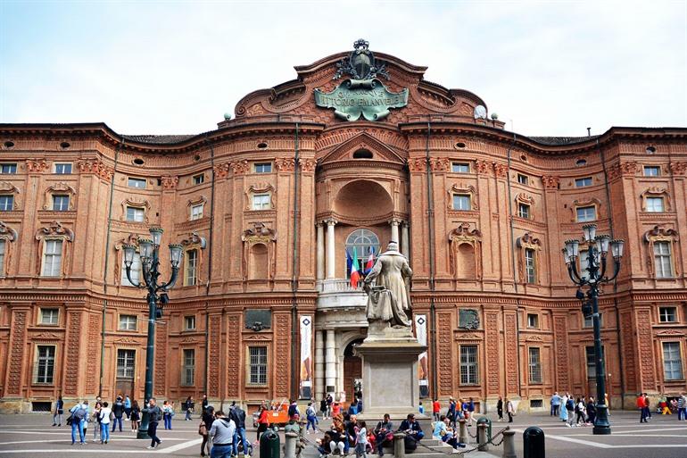 Bewonder de prachtige gevel van het Palazzo Carignano, Turijn