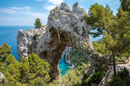 Bewonder het ongerepte kustlandschap van Capri tijdens een boottocht