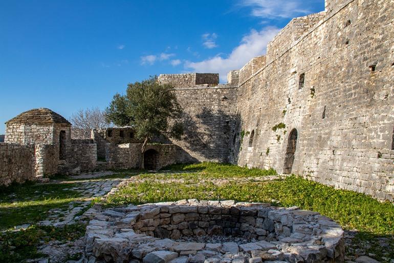 Bezoek aan het Ali Pasha-kasteel in Porto Palermo, Albanië