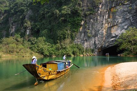Bezoek de grotten van Phong Nha