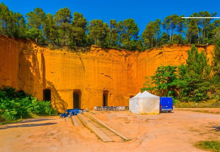 Bezoek de okermijnen van Bruoux