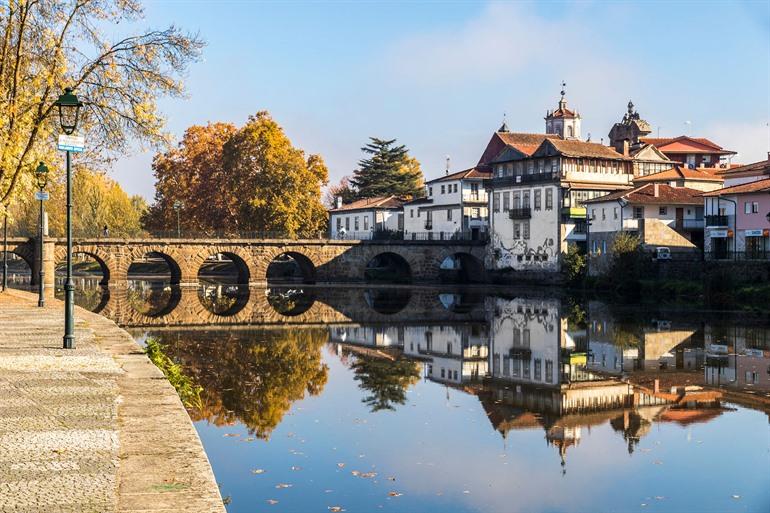 Bezoek de Romeinse brug in Chaves, Portugal