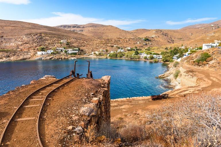 Bezoek de ruïnes van de mijnen in de baai van Megalo Livadi