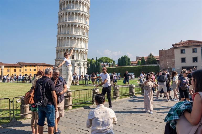 Bezoekers bij de Toren van Pisa