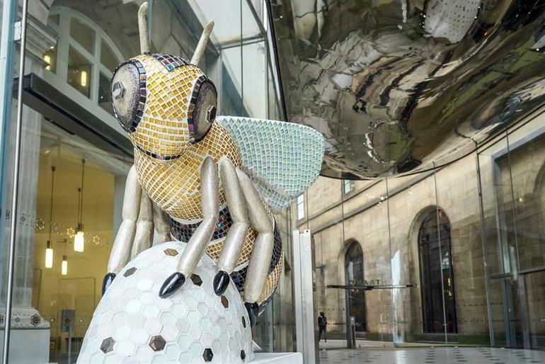 Bijensculpturen middenin de stad van Manchester