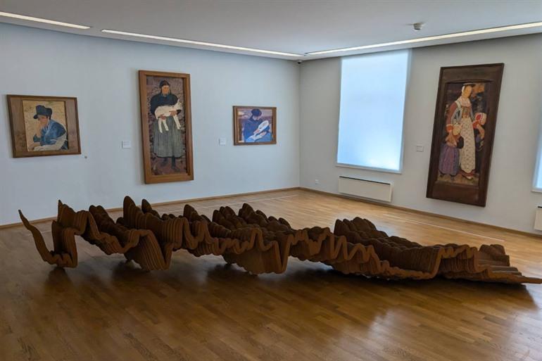 Binnen in het kunstmuseum
