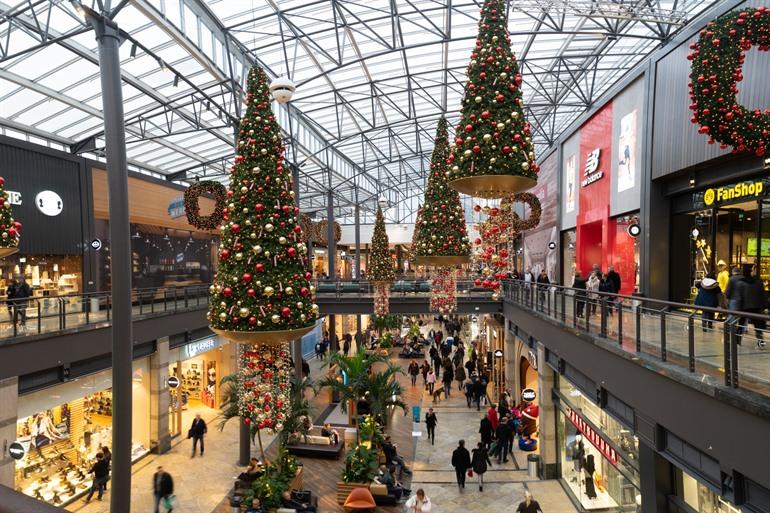 Binnen in het winkelcentrum