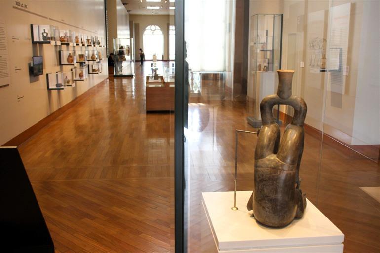 Binnen zie je verschillende archeologische artefacten