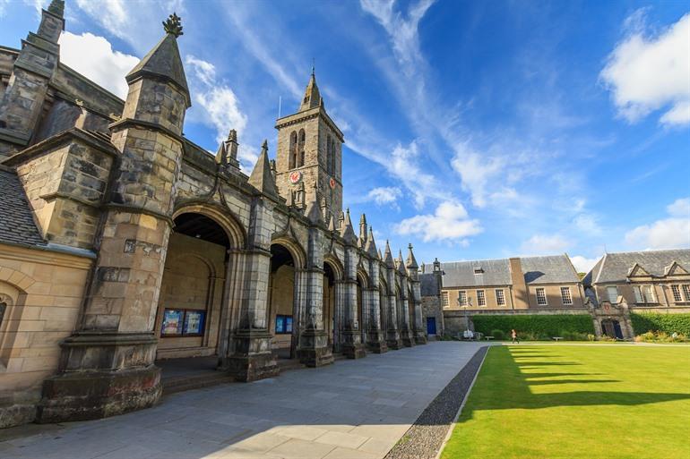 Binnentuin van de St Salvator's Chapel, St Andrews
