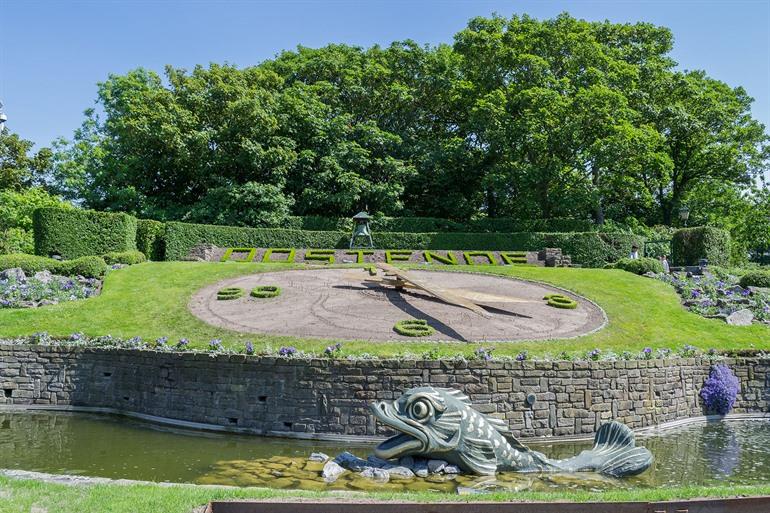 Bloemenuurwerk in het Leopoldpark in Oostende