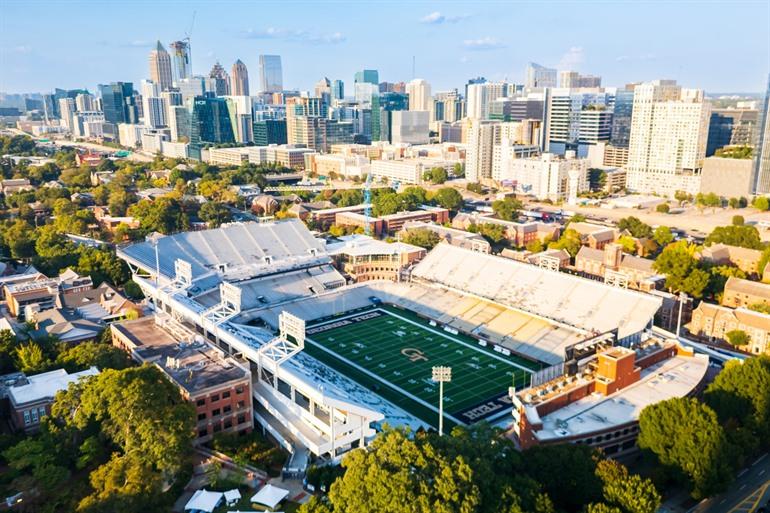 Bobby Dodd Stadium met de skyline