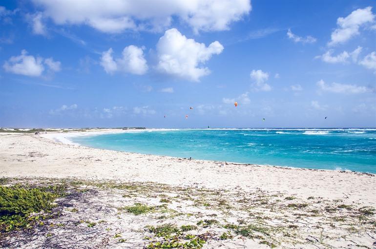 Boca Grandi, populaire strand om te kitesurfen op Aruba