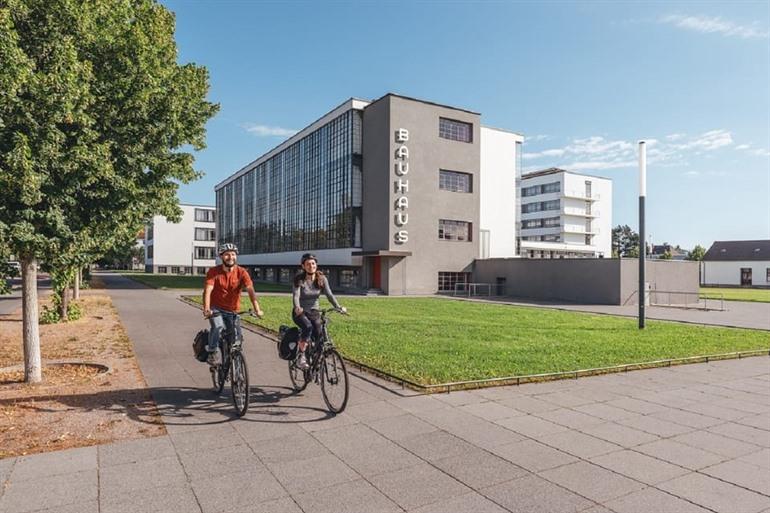 Boek hier een begeleide fietstocht langs de Bauhaus-gebouwen in Dessau