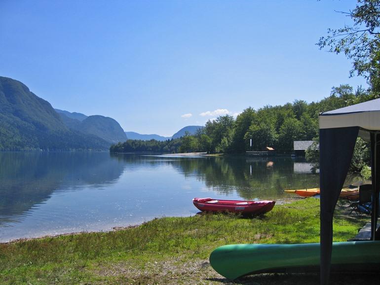 Boek je kampeeravontuur bij Camp Bohinj met uitzicht op het meer