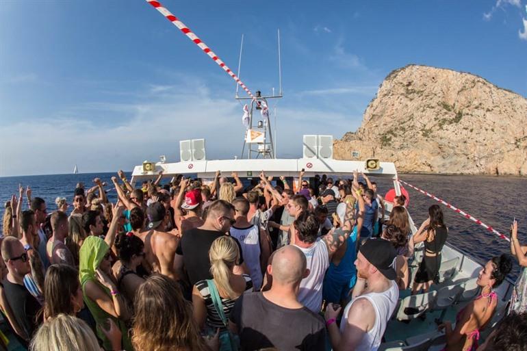 Boek je Sunset Boat Party op Ibiza en geniet van open bar, zonsondergang én eindeloze muziek