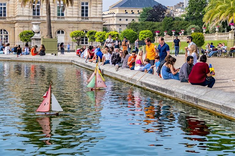 Bootje varen op de Grand Basin in Jardin du Luxembourg, Parijs
