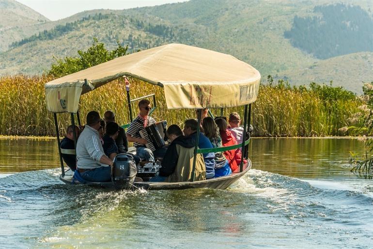 Bootje varen op de Neretva